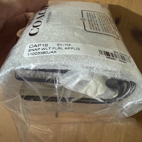 ❤️ Snap Wallet With Floral Applique - Picture 6 of 6